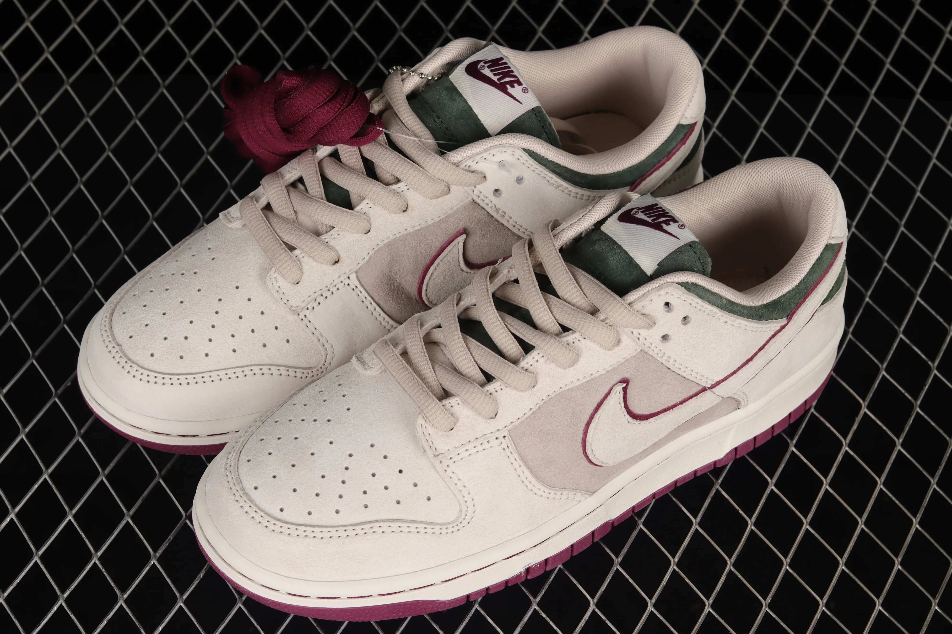 All Categories Nk SB Dunk Series Nk SB Dunk Low Low-top sneakers Otomo Katsuhiro x Nk SB Dunk Low "Steamboy OST" Otomo Katsuhiro co-branded SB low-top sports and leisure sneakers LF0039-013